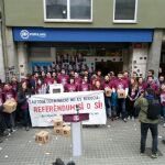 Los jóvenes han llenado la fachada con pegatinas y carteles y han pintado con grafiti rojo una bandera independentista