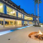 Villa Solitaire está situada en la parte más elevada de Son Vida, una de las áreas más exclusivas de la isla de Mallorca. Es una obra maestra del arquitecto italiano Matteo Thun