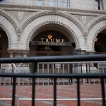 Vallas de seguridad ante el Trump International Hotel en Washington.