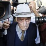 Alexandru Visinescu, en el momento en que es conducido a prisión.