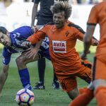 El centrocampista japonés del Eibar Takashi Inui (d), y el centrocampista del Alavés Manu García durante el partido