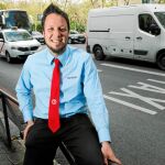 El uniforme consta de una camisa azul o blanca con el logo de «Taxi de Madrid», que se puede combinar con una corbata roja que es un guiño a la barra roja que hay en todos los taxis y la inicial del servicio. Para combinar se puede elegir un pantalón oscuro a elección del profesional y zapatos, nunca zapatillas. Foto: Connie G. Santos