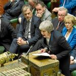 La «premier» Theresa May defiende ayer su acuerdo del Brexit ante el Parlamento, que lo tumbó sin contemplaciones / Ap