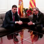 El presidente del Gobierno, Pedro Sánchez, y el de la Generalitat, Quim Torra (d).
