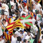 A lo largo de toda la «Via Lliure», las banderas esteladas se mezclaron con las ikurriñas