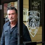Alec Baldwin a la salida de la comisaría en Nueva York / Foto: Reuters