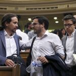 El líder de Podemos, Pablo Iglesias (i), junto a Íñigo Errejón (d), y al líder de IU, Alberto Garzón (c) en el Congreso.
