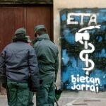 Efectivos de la Guardia Civil vigilan los alrededores de la plaza de la localidad navarra de Alsasua