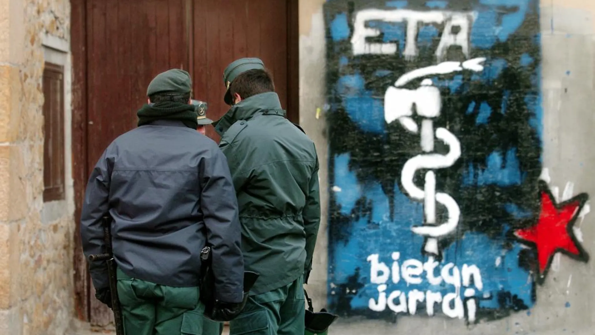 Efectivos de la Guardia Civil vigilan los alrededores de la plaza de la localidad navarra de Alsasua