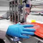 Un ordenador controla la deposición de las «biotintas», que se realiza de manera ordenada en una placa para producir la piel