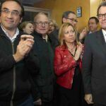 Los miembros de CDC aplauder al presidente Mas.