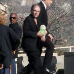 La urna con las cenizas de Fisher con forma de píldora de Prozac en manos de su hermano Todd