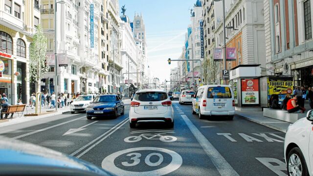 Taxistas, VTC y autobuses de la EMT son los principales usuarios de la Gran Vía