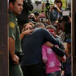 Un agente, en la frontera de México con EEUU por california