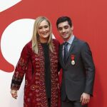 La presidenta regional Cristina Cifuentes posa con el patinador Javier Fernández tras hacerle entrega de la Medalla de Oro de la Comunidad de Madrid