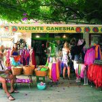 Vicente Ganesha, fotografiado frente a su tienda por el artista Diego Portuondo.