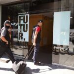 Agentes de la Guardia Civil en el registro de la sede de CDC