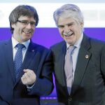 El ministro de Asuntos Exteriores y Cooperación, Alfonso Dastis Quecedo (d), y el presidente de la Generalitat, Carles Puigdemont.