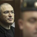 El fundador de la petrolera Yukos, Mijaíl Jodorkovski, en la sala del tribunal de Moscú (Rusia) el 30 de diciembre de 2010