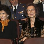 La Reina Sofía (d), preside hoy el homenaje sorpresa que la Escuela Superior de Música que lleva su nombre ha rendido a su presidenta, Paloma O'Shea (i), a quien más de sesenta jóvenes músicos de esta institución dirigidos por el maestro Zubin Mehta han obsequiado con un concierto por su reciente cumpleaños