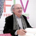 El poeta Antonio Colinas firma ejemplares en la 48ª Feria del Libro de Valladolid