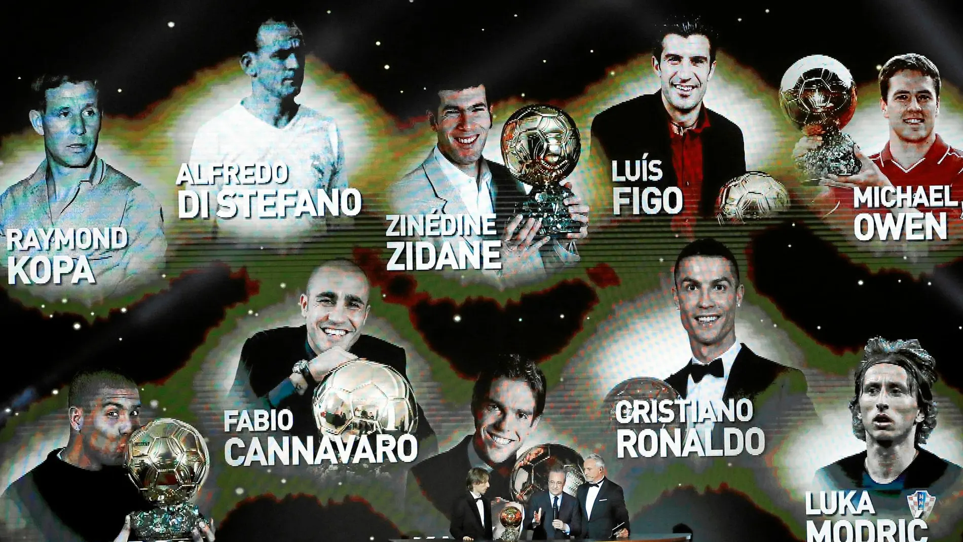 Modric, Florentino Pérez, Ginola, que presentó la gala, y detrás todos los madridistas que han ganado el Balón de Oro / Ap