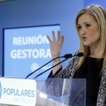 La presidenta de la Comunidad, Cristina Cifuentes, ofrece una rueda de prensa al término de la primera reunión formal de la gestora del PP de Madrid