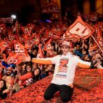 Marc Márquez durante la celebración de su quinto título mundial de Moto GP por las calles de su localidad natal, Cervera (Lleida). EFE / Adrián Ropero.