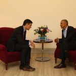 El presidente del gobierno, Pedro Sánchez, junto al expresidente Barack Obama en una reunión en Madrid / Twitter