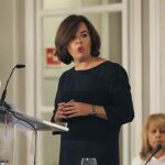 La vicepresidenta del Gobierno en funciones, Soraya Sáenz de Santamaría, durante su participación hoy en un desayuno informativo organizado por el Foro América