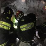 Fotografía facilitada por el departamento de bomberos que muestra a sus miembros en las labores de rescate y búsqueda de supervivientes.