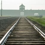 Raíl de ferrocarril en el campo de concentración de Auschwitz