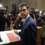 El ex secretario general del PSOE Pedro Sánchez, momentos antes de su comparecencia en la que comunicó su renuncia a su escaño de diputado para no verse obligado a incumplir el mandato del Comité Federal de su partido de abstenerse
