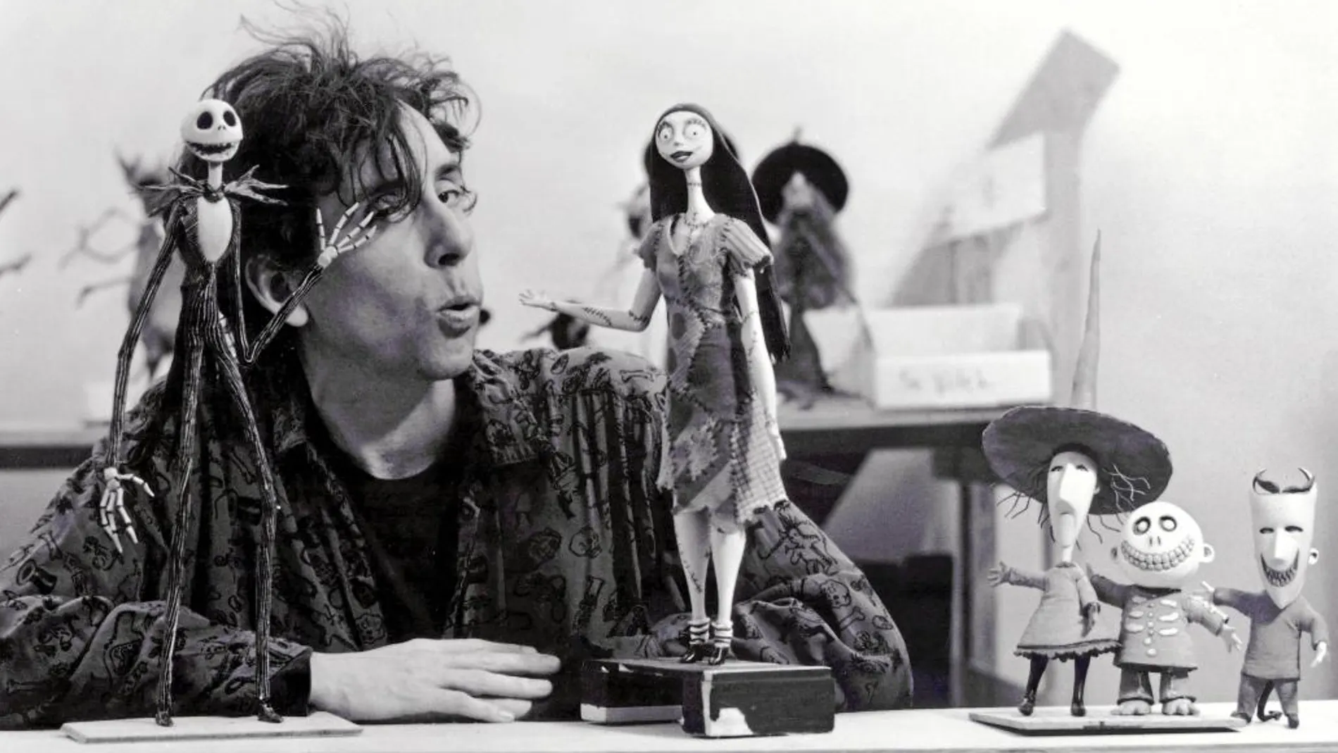 Burton, junto a los modelos de «Pesadilla antes de Navidad», Jack Skelletor (izda.) y Sally.