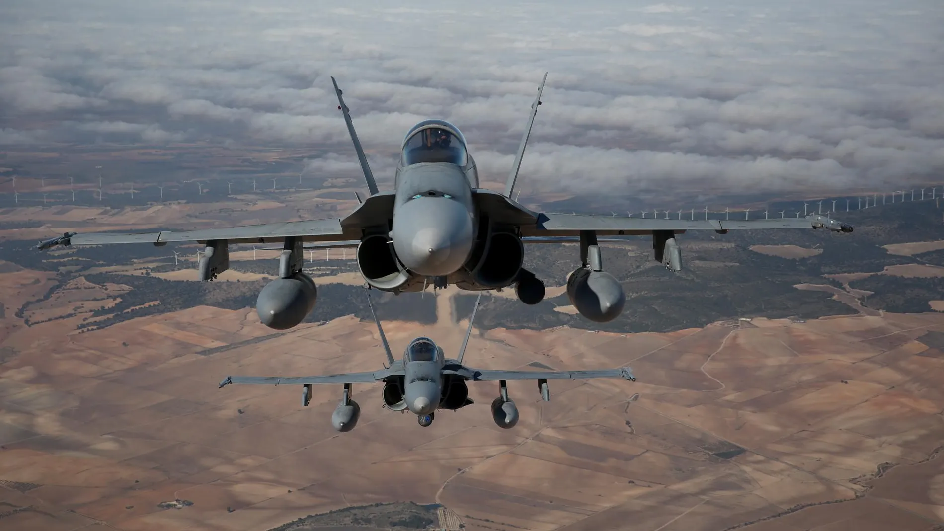Dos cazas F-18 durante unas maniobras