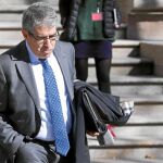 Francesc Homs, ayer, a su salida del TSJ catalán, donde declaró como testigo en el juicio contra Mas. El día 27 lo hará como acusado en el Supremo