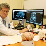 En la imagen, el doctor Roberto Martínez, jefe de la Unidad de Neurocirugía Funcional del Hospital Ruber Internacional de Madrid / Reportaje gráfico: Ruber Internacional