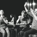 Una escena de «Luces de bohemia», protagonizada por Juan Codina (a la izquierda) y Chema Adeva (centro), que interpretan a Max Estrella y Don Latino de Hispalis