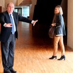 El presidente Herrera bromea con los periodistas, en presencia de la consejera de Economía y Hacienda, Pilar del Olmo