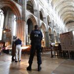 Un policía monta guardia durante la misa en homenaje al sacerdote asesinado Jacques Hamel, en la Catedral de Notre Dame de París