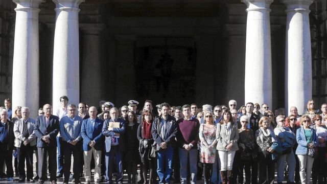 En todas las Administraciones se guardó un minuto de silencio por los atentados