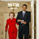 Barack Obama acompaña a Nancy Reagan en una imagen de 2009.