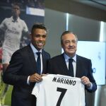 El delantero Mariano Díaz, acompañado por el presidente del Real Madrid, Florentino Pérez, durante su presentación como nuevo jugador de la entidad blanca / Foto: Efe