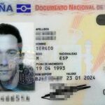 El Documento Nacional de Identidad del leonés Sergio Álvarez saliendo con un palillo en la boca.