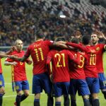 Los jugadores de la selección española de fútbol celebran tras marcar ante Israel, durante el partido clasificatorio para el Mundial de Rusia 2018 disputado esta noche en el estadio de El Molinón, en Gijón.