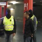 Los agentes de los Mossos d'Esquadra conducen al terrorista detenido.