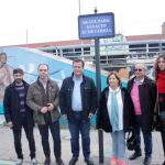 El delegado del Distrito Casco Antiguo, Juan Carlos Cabrera, asistió a este acto junto a los padres de Ignacio Echeverría, Joaquín Echeverría y Ana Miralles, y representantes de grupos políticos con representación en el Ayuntamiento y de entidades del Distrito Casco Antiguo Foto: EP
