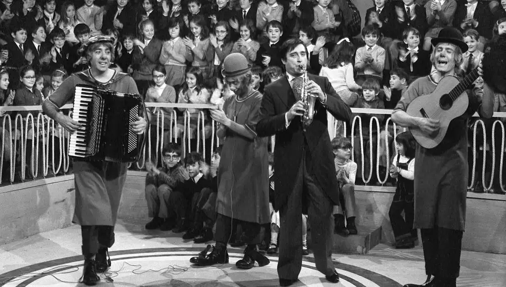 Miliki, con el acordeón, junto Fofó, Gaby y Fofito, "Los payasos de la tele"