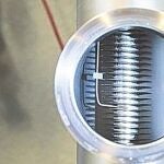 Tras meses de pruebas y complicaciones el equipo suizo ha conseguido utilizar un sistema en espiral desde donde inyectan un compuesto químico al agua calentada previamente por paneles solares. De esta forma se almacena calor sin perder nada de energía, es decir que no se enfría