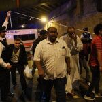 Varias personas abandonan el cordón policial tras el ataque